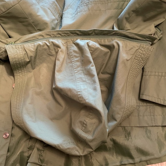 GALLERY LIKE NEW WATER REPELLENT RAINCOAT W DETACHABLE HOOD, DRY CLEANED. - Picture 15 of 17